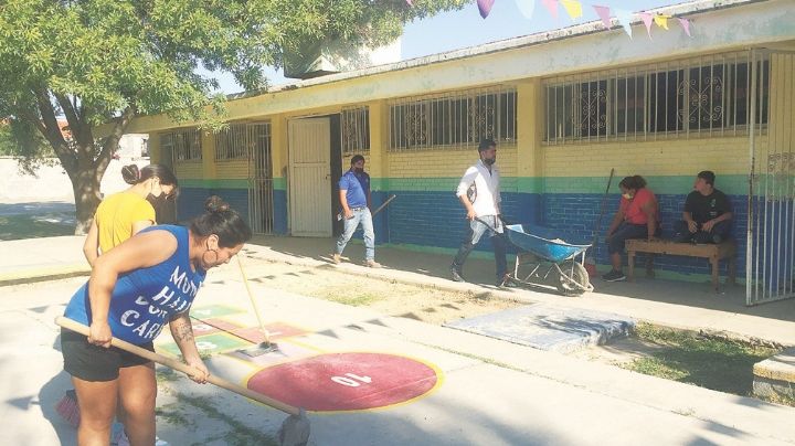 Limpian familias calles y el edificio del CAM 55