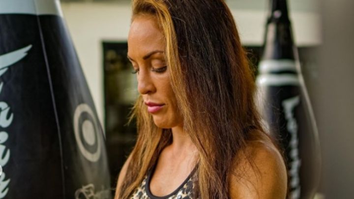 Peleadora australiana gana y festeja en topless | VIDEO