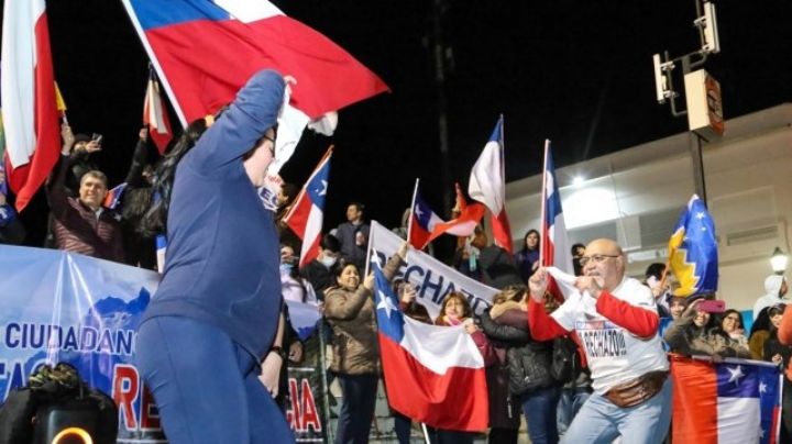 Rechazan en Chile la nueva Constitución; presidente Boric llama al diálogo