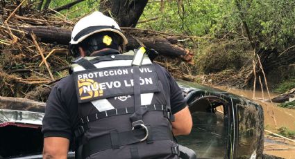 Corriente arrastra camioneta y muere ahogada familia