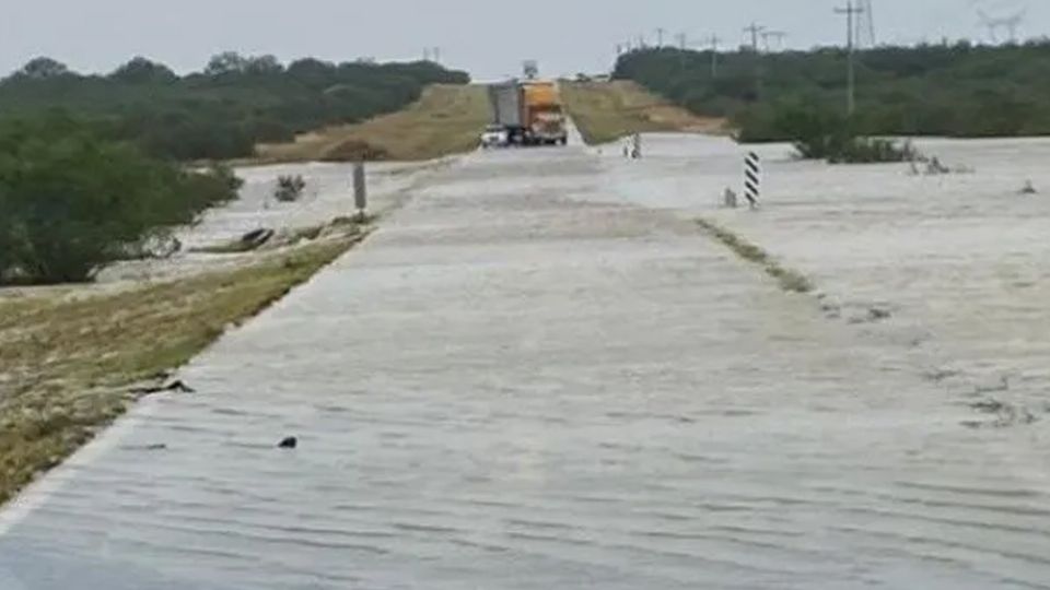 La carretera fue cerrada tras el desbordamiento de un arroyo