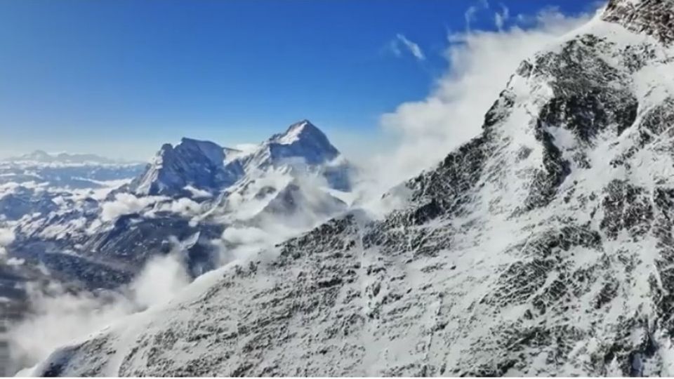 Un equipo de fotógrafos voló un dron por encima del Monte Everest