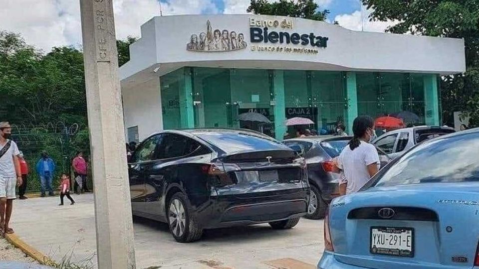 Llegó, se estacionó, cobró su pensión y se fue en su lujoso auto eléctrico.