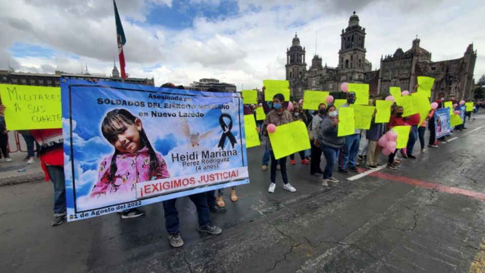 Familiares de la niña Heidi Mariana protestando en el Zócalo de la Ciudad de México