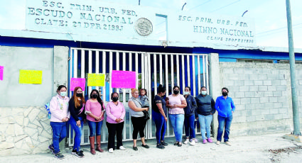 Demandan con plantón reabrir escuela; fue cerrada por un socavón desde noviembre