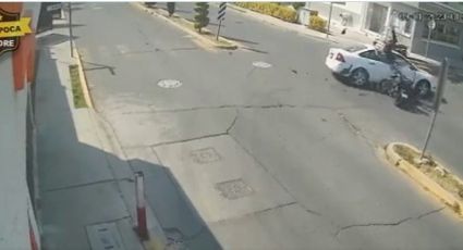 Motociclista se impacta contra un auto en Ecatepec | VIDEO