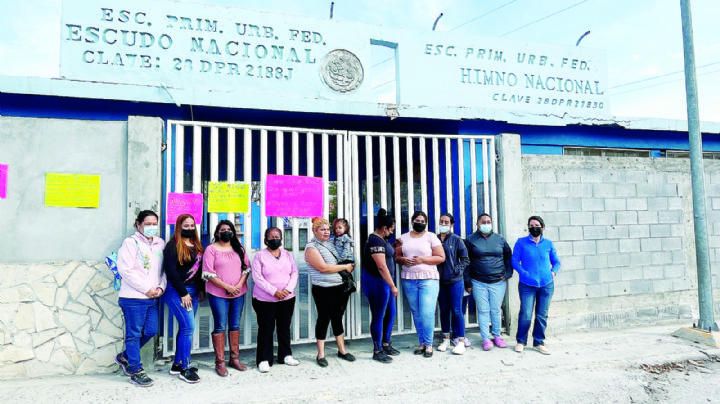 Demandan con plantón reabrir escuela; fue cerrada por un socavón desde noviembre