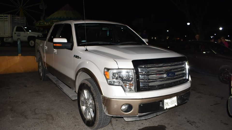 Camioneta impacta a auto en la parte trasera.