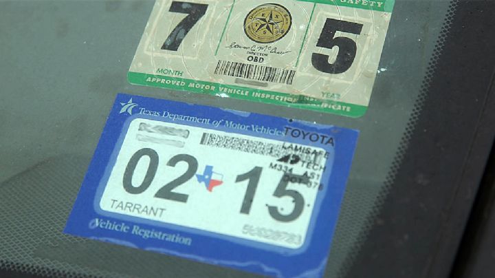 Por traer el engomado vencido podrían multarte hasta por 200 dólares