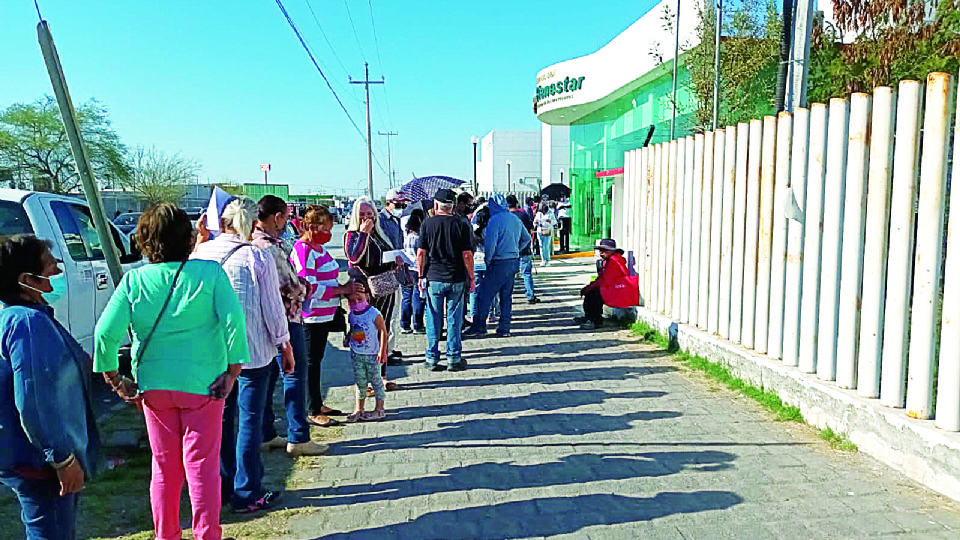 Gran cantidad de adultos mayores esperaban cobrar sus pensiones en el Banco de Bienestar.