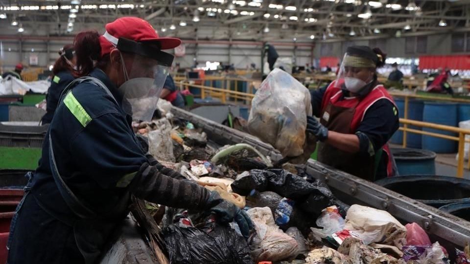 Hallan a un bebé entre la basura