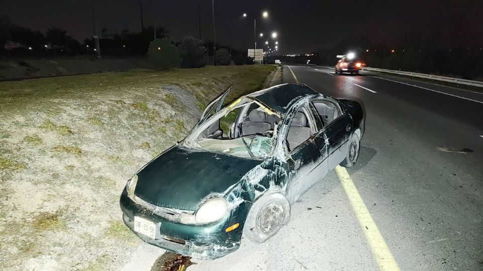 Así quedó el auto tras volcar en el Colosio.