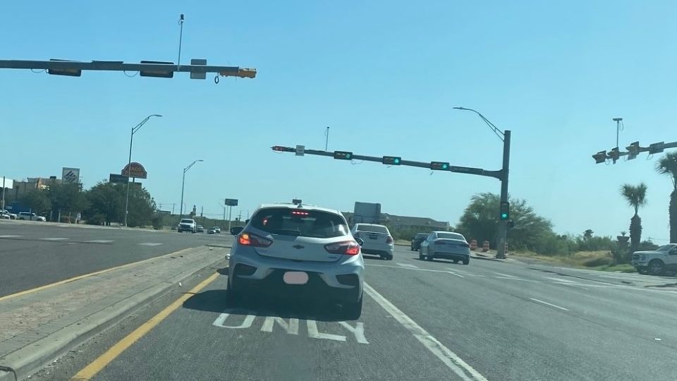 En la entrada de residencial Lakeside sobre Bob Bullock y Lakeview, TxDOT está colocando tubos delineadores