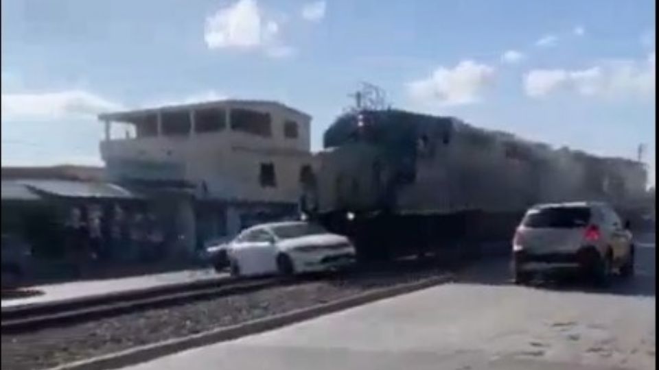 Quiso ganarle el paso al tren, pero este lo arrastró por la vía