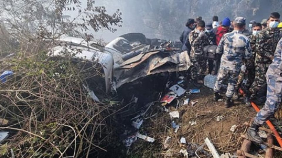 Reportan 68 muertos tras caída de avión en Nepal