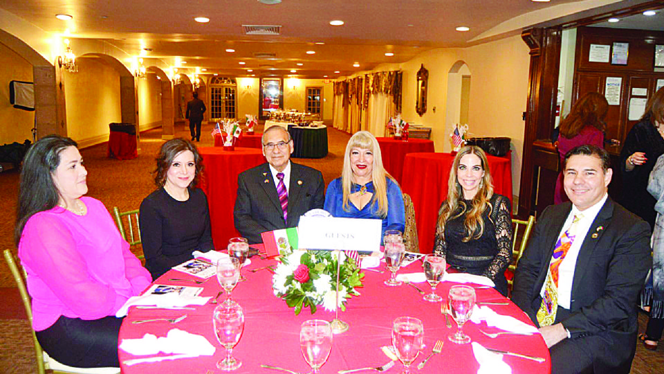 En el evento estuvo presente el alcalde doctor Víctor Treviño y su familia, con ellos la doctora Liliana Arjona en representación de la alcaldesa de Nuevo Laredo,Carmen Lilia Canturosas.