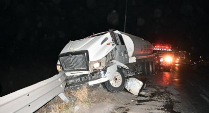 Tráiler destroza a pipa de agua por esquivar a camioneta en el Anillo Periférico