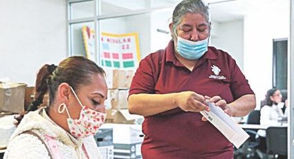 Exhortan a padres de familia a recoger tarjetas rezagadas de las becas UNE