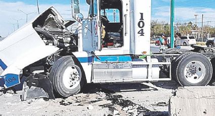 Embiste tráiler a dos autos en Carretera a Piedras Negras; hay dos heridos