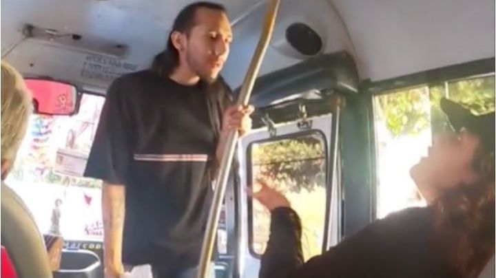 Ratero se pone nervioso al 'asaltar' microbús y es regañado por pasajera: "es mi primer día" | VIDEO