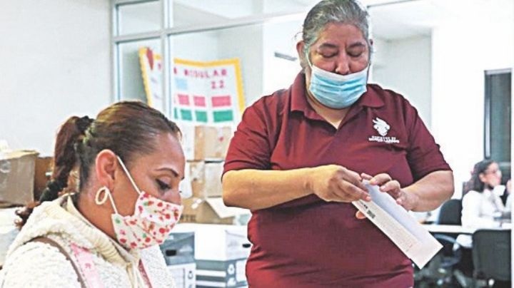 Exhortan a padres de familia a recoger tarjetas rezagadas de las becas UNE