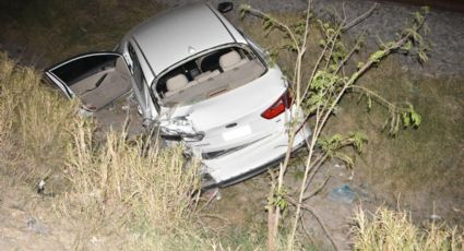 Camioneta causa accidente en Calzada de los Héroes y Cantú Rosas; proyecta auto a barranco