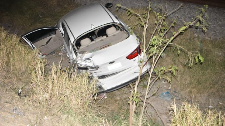 Camioneta causa accidente en Calzada de los Héroes y Cantú Rosas; proyecta auto a barranco