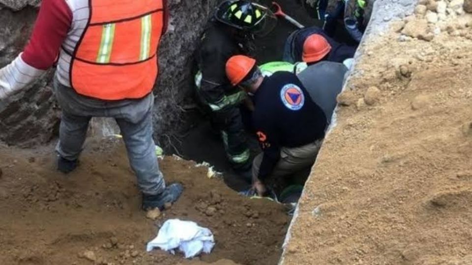 Trabajadores de la Alcaldía quedaron atrapados bajo un alud de tierra, realizándose labores de rescate en estos momentos por Protección Civil.