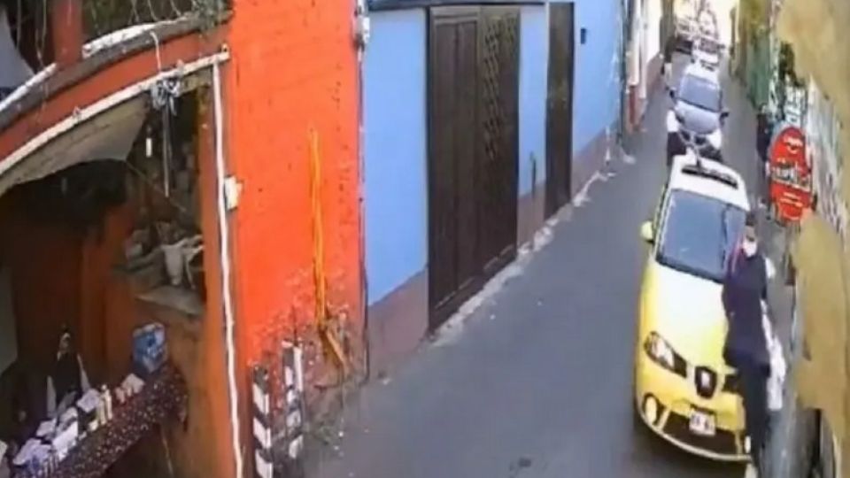 Un auto arrolló a una mujer y su hija