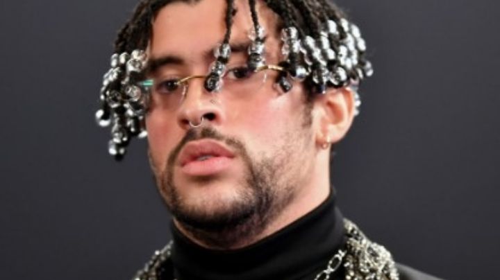 Bad Bunny hace enojar a una fan: lanza al mar su celular | VIDEO