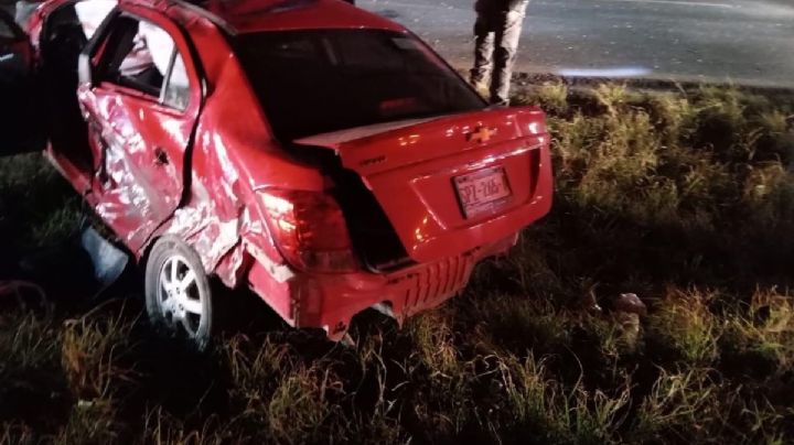 Aparatoso accidente entre auto y tráiler en Linares; sale barato, hay tres lesionados