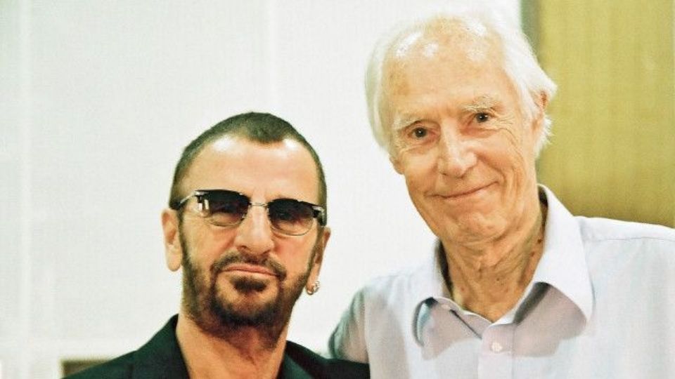 El productor musical George Martin (der), fue considerado 'el quinto Beattle'