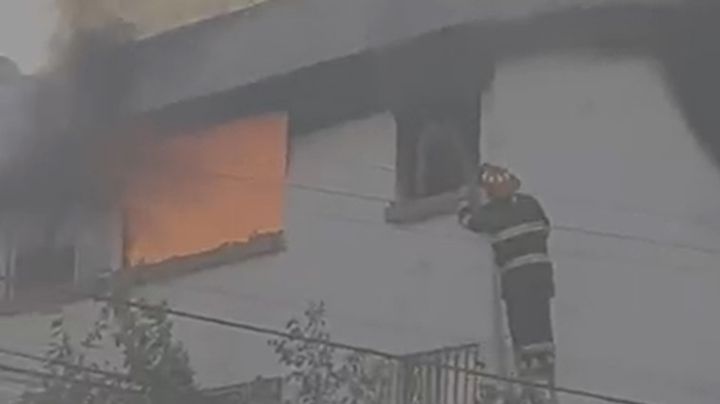Así rescataron los bomberos a un hombre de entre las llamas | VIDEO