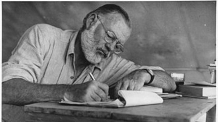 Ernest Hemingway y cómo burló a la muerte dos veces seguidas