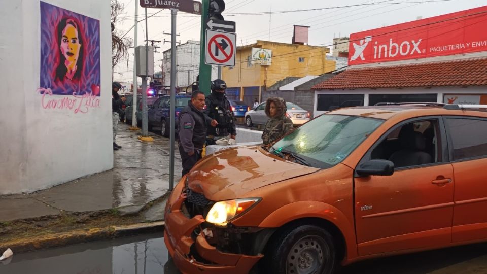 El auto quedó en medio del crucero.