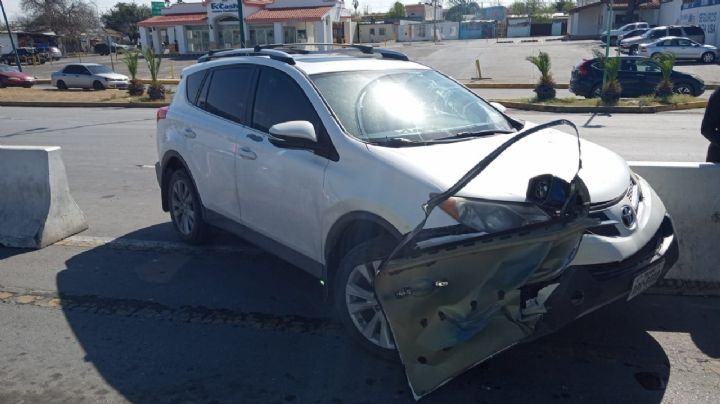 Choca y le arranca puerta a el carro; hay una mujer lesionada