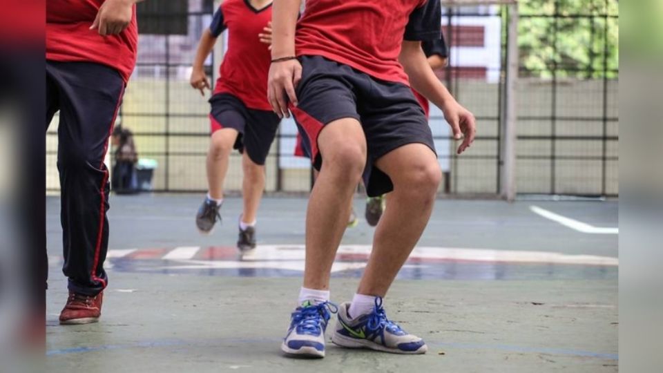 El adolescente se encontraba realizando sus actividades cuando se desplomó en el patio de la institución educativa.