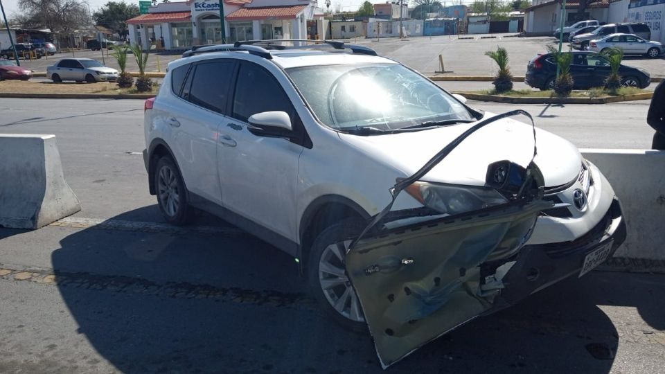 El auto se quedó con la puerta pegada.