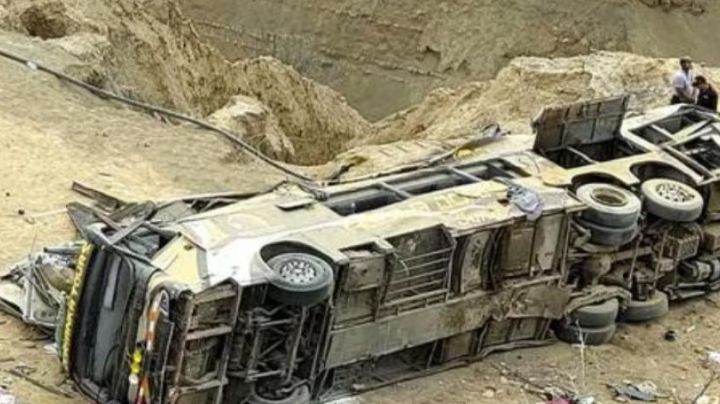 Autobús con 60 pasajeros cae al vacío y mueren al menos 25 personas en Perú