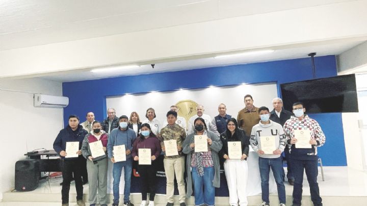 Combaten con becas la deserción escolar; apoyan a alumnos de la UAT