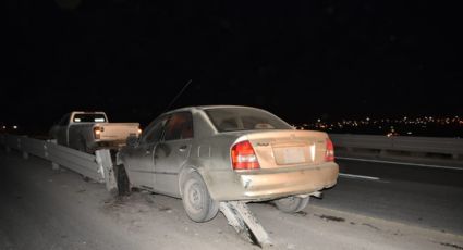 Choca su auto contra barandales de contención de Carretera Aeropuerto; conductor huye