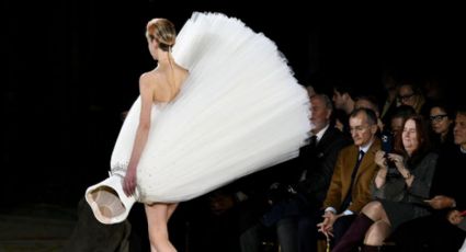 Lo más extravagante de la Semana de la moda en París; ¿te atreverías a usar estos vestidos? | VIDEO