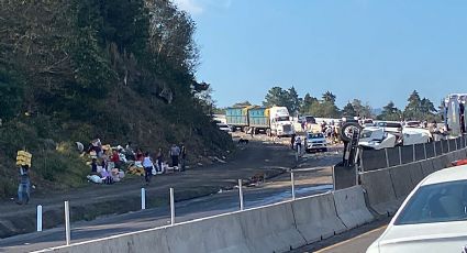 "Dulce" rapiña en carretera de Xalapa: veracruzanos vacían en minutos tráiler con golosinas | VIDEO