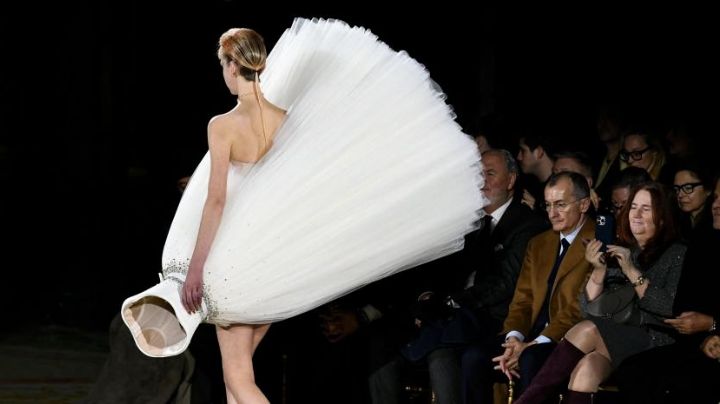 Lo más extravagante de la Semana de la moda en París; ¿te atreverías a usar estos vestidos? | VIDEO