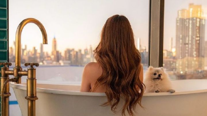 Yanet García se baña en su tina con las ventanas abiertas | VIDEO