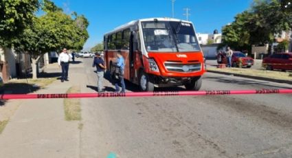 Mujer se atora al bajar del camión y muere aplastada; su bebé sale ilesa