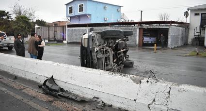 Derrapa y se vuelca en la Avenida César López de Lara; queda estampado en el muro divisor