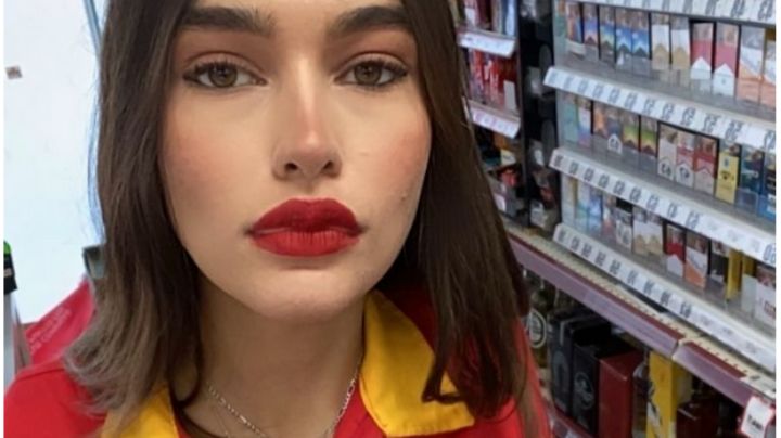 Sexi cajera del Oxxo sube foto y muestra más de la cuenta