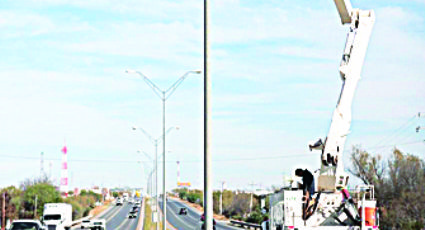 Colocan luminarias LED en Carretera Nacional; instalan 150