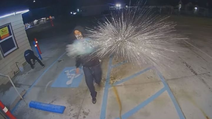 Se prendieron fuego por error después de rociar gasolina en negocio